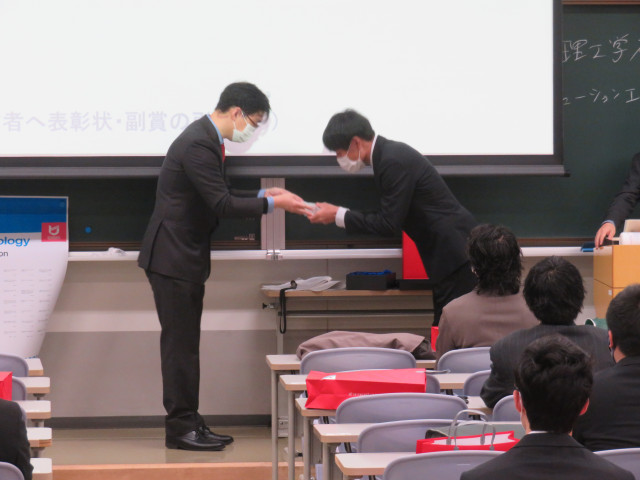 環境ソリューション工学科、環境ソリューション工学専攻の卒業証書、修了証書授与式が開催されました。