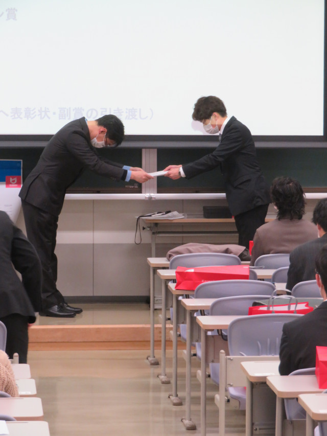 環境ソリューション工学科、環境ソリューション工学専攻の卒業証書、修了証書授与式が開催されました。