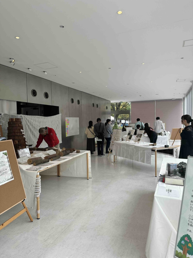 博物館学芸員課程の学生（先端理工学部・農学部）が「龍谷の森」に関する展示を行いました