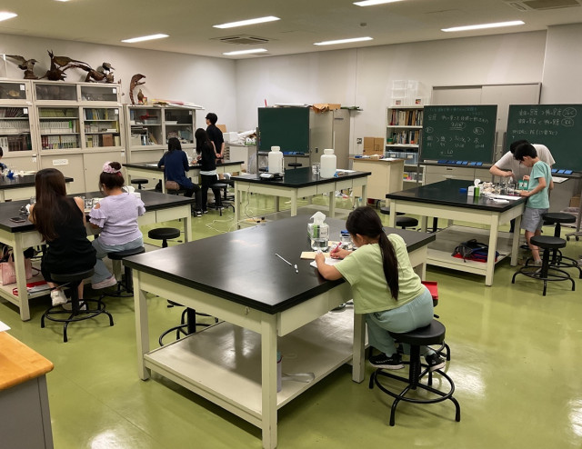 「夏休み子ども理科実験・工作教室」が開催されました